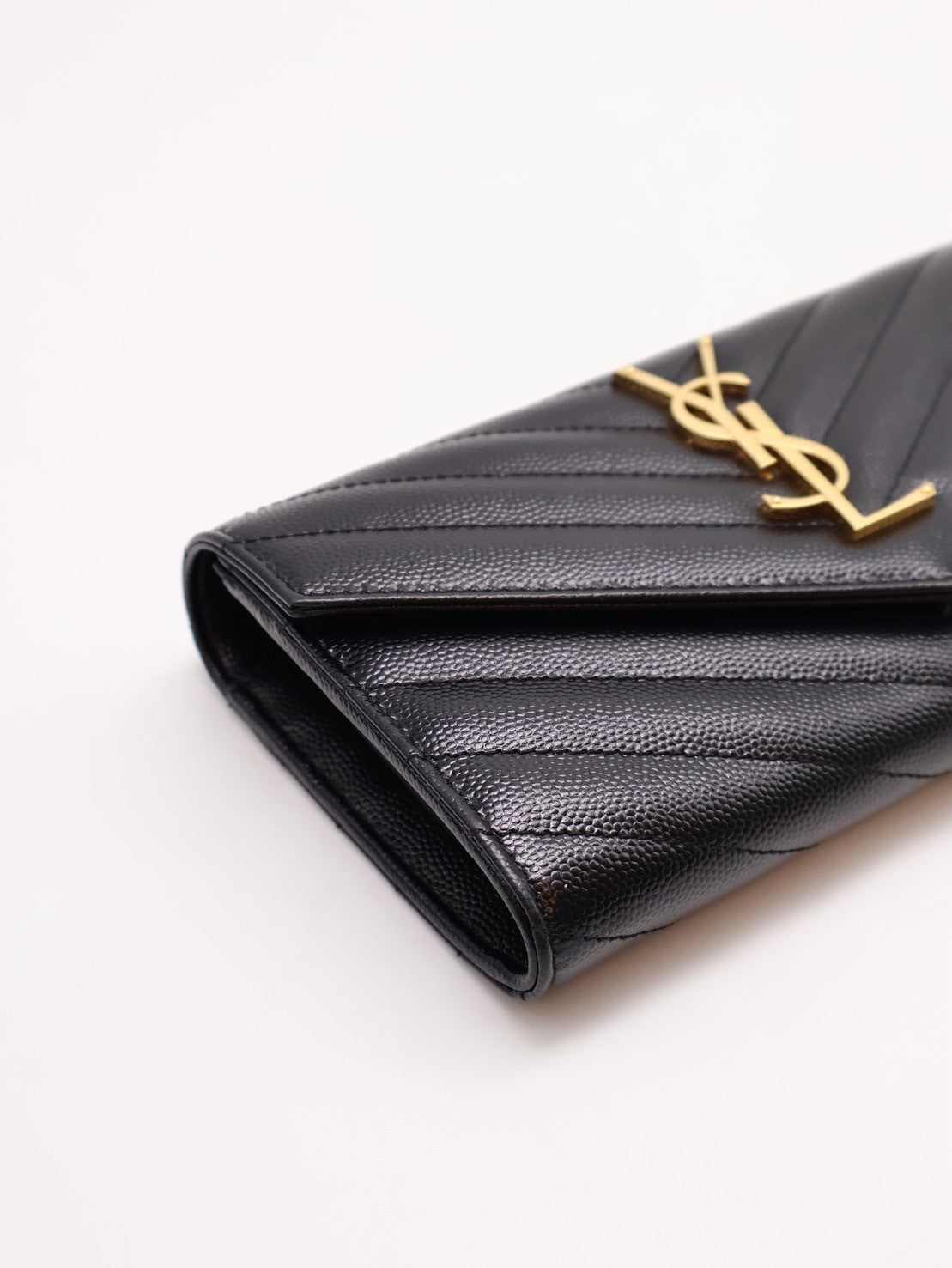 YSL 經典V紋粒面牛皮長夾 - 黑金