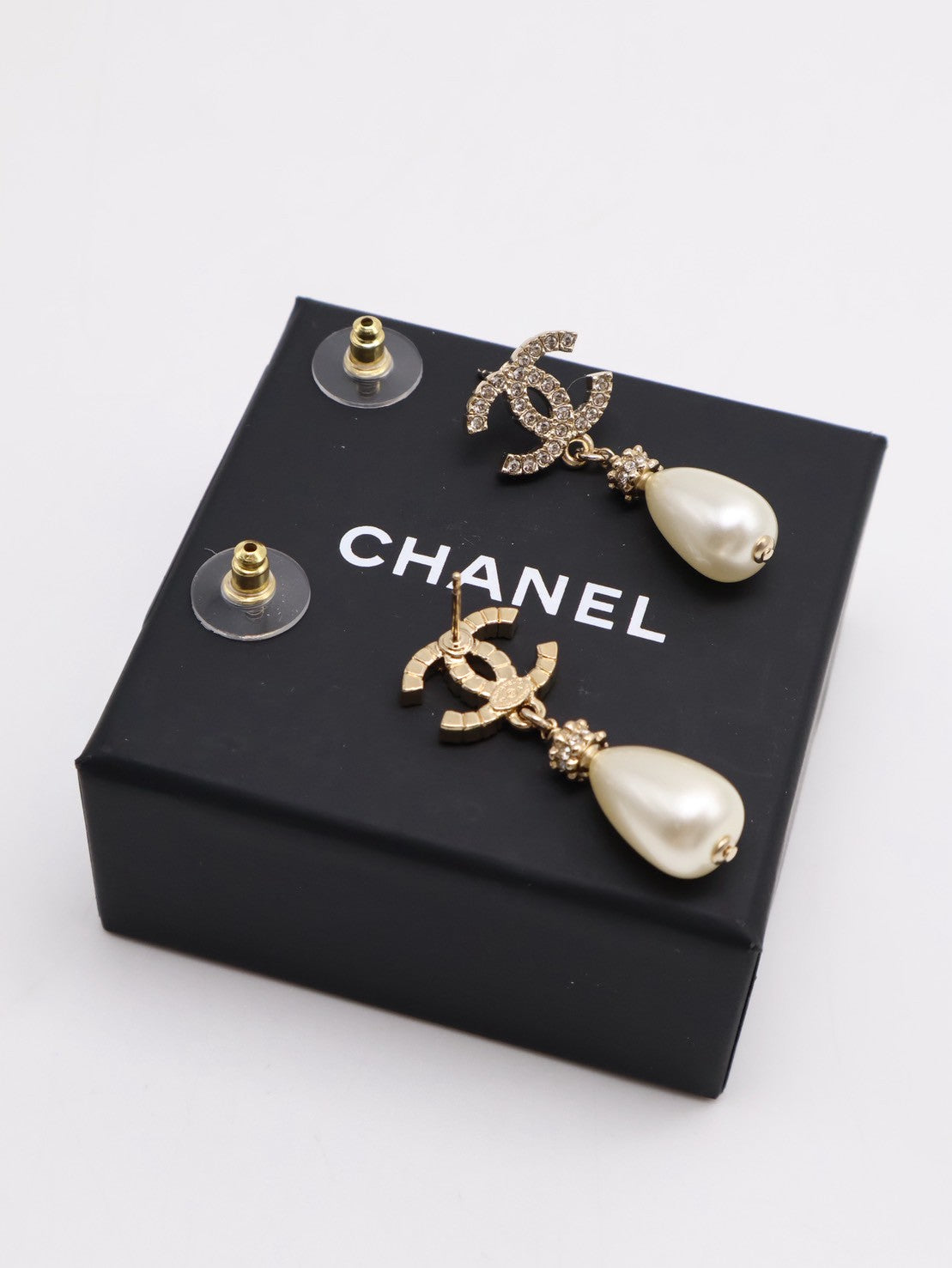 CHANEL 24A珍珠吊墜水鑽雙C耳環