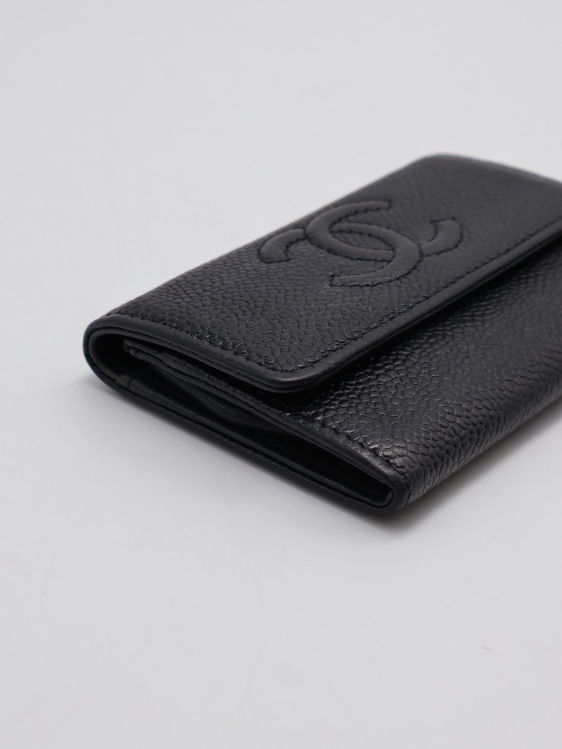CHANEL 壓紋雙C口蓋卡包 - 黑16開