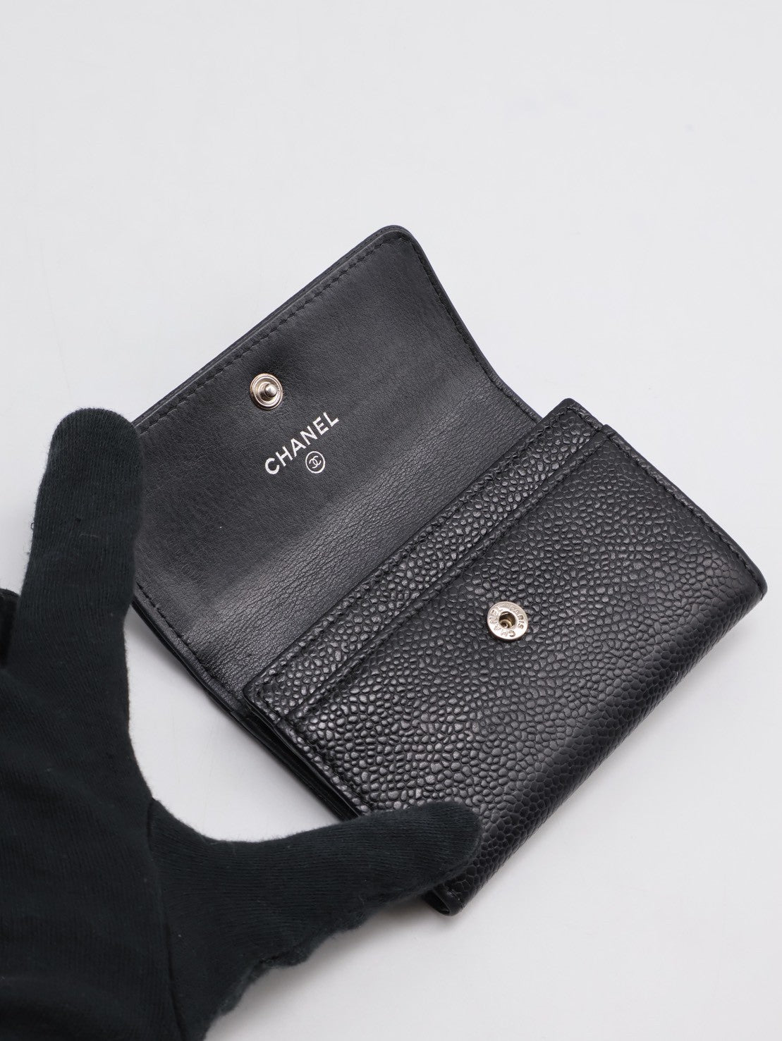 CHANEL 壓紋雙C口蓋卡包 - 黑16開