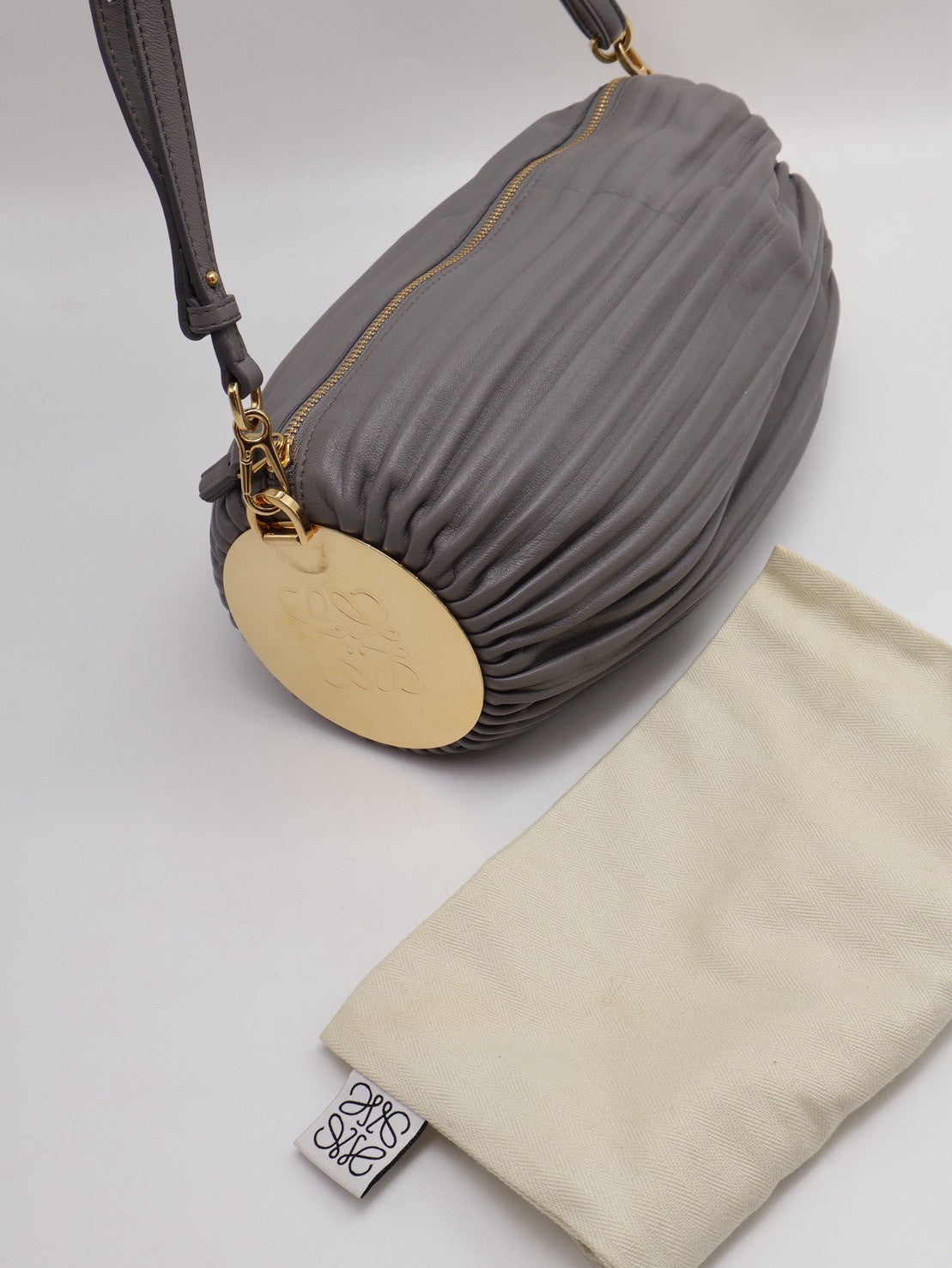LOEWE Bracelet pouch褶皺小羊皮手鐲包 - 灰