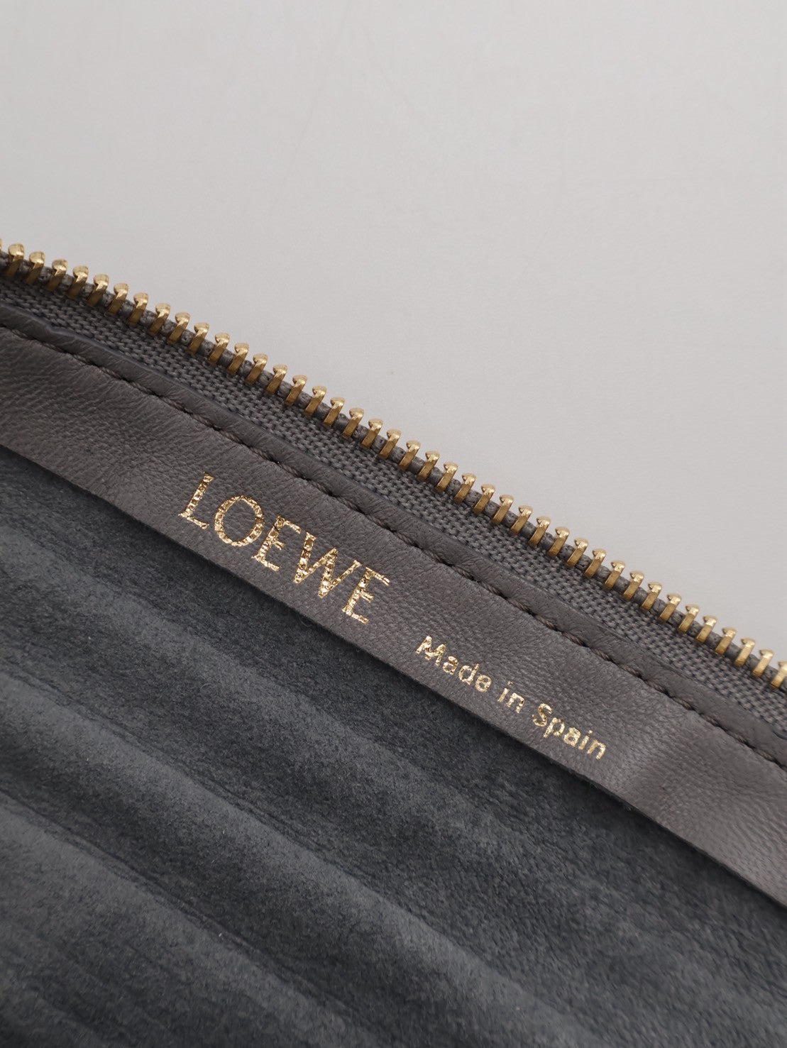 LOEWE Bracelet pouch褶皺小羊皮手鐲包 - 灰