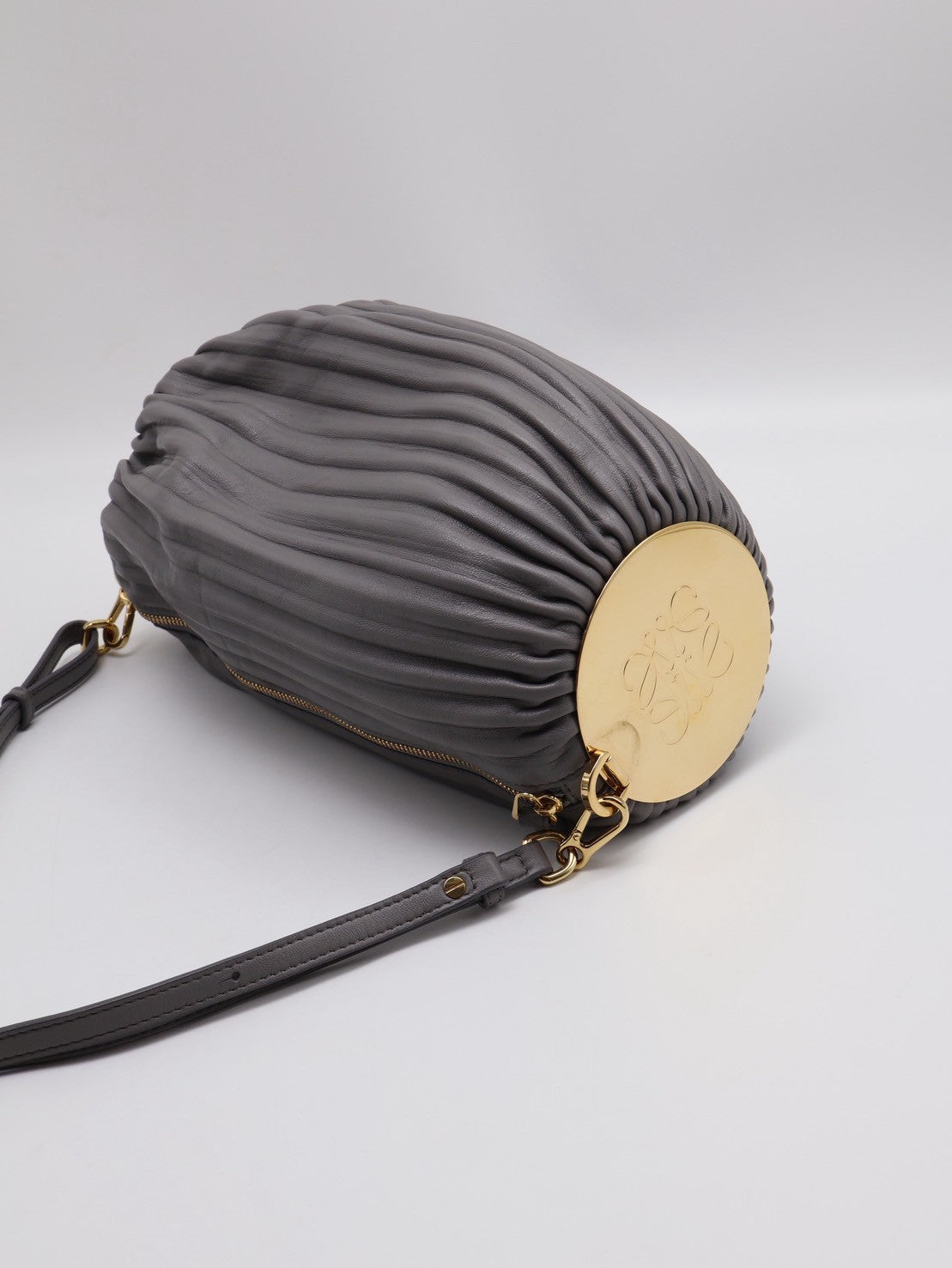 LOEWE Bracelet pouch褶皺小羊皮手鐲包 - 灰