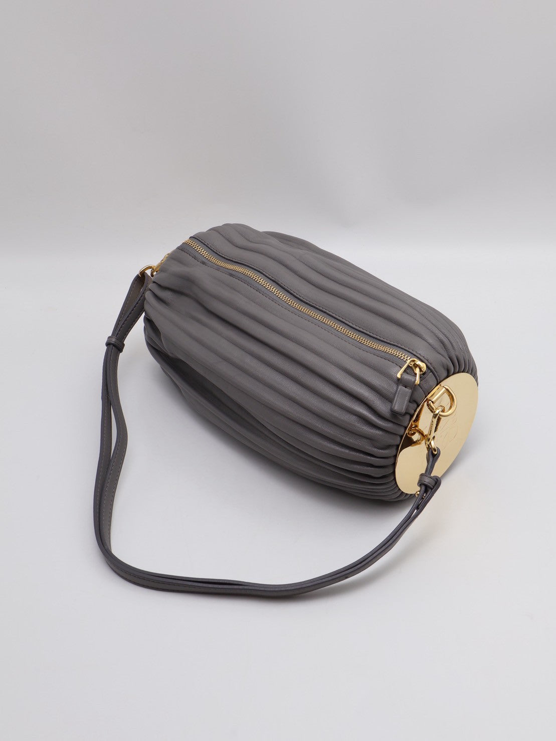 LOEWE Bracelet pouch褶皺小羊皮手鐲包 - 灰