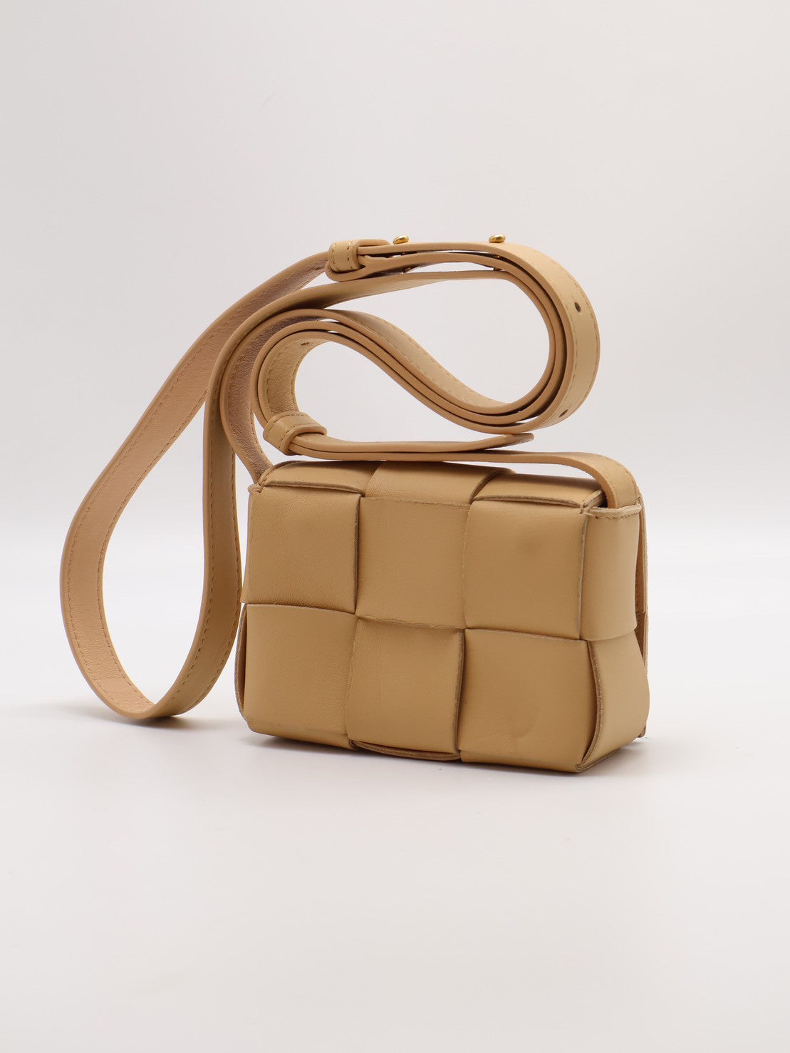 BOTTEGA VENETA Cassette編織斜背包 - mini燕麥黃