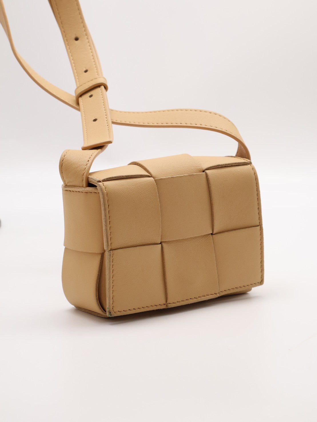 BOTTEGA VENETA Cassette編織斜背包 - mini燕麥黃