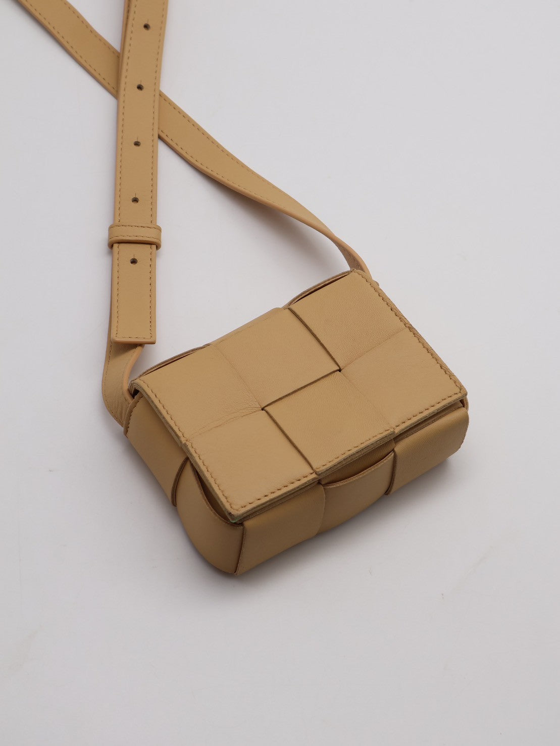 BOTTEGA VENETA Cassette編織斜背包 - mini燕麥黃