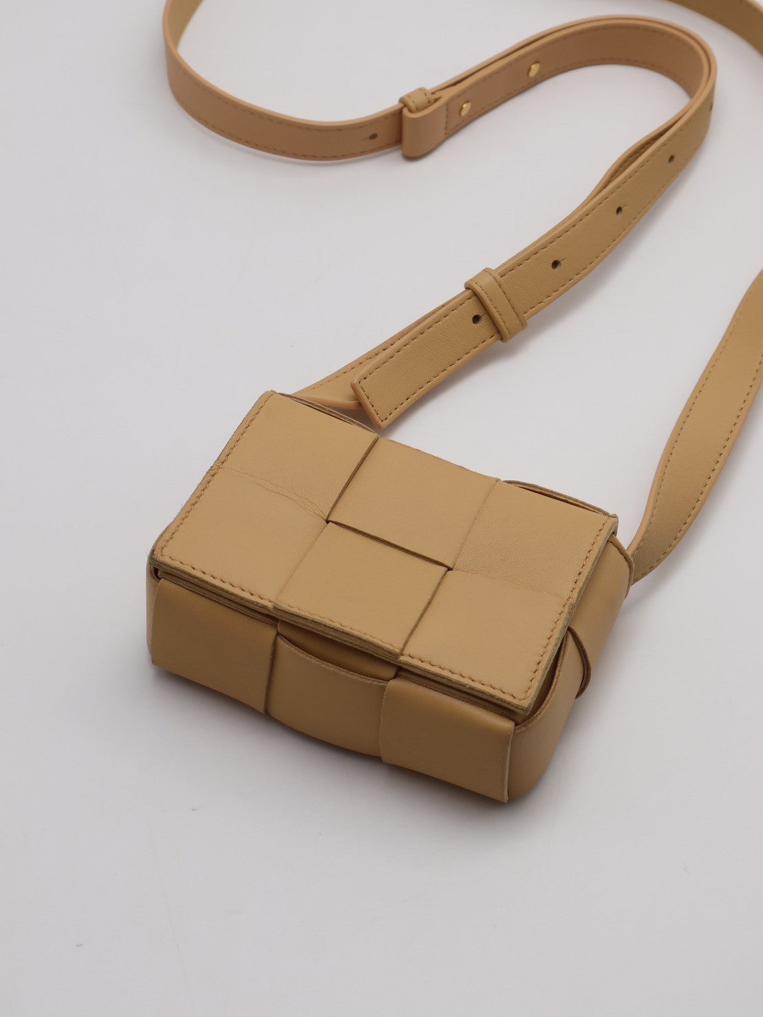 BOTTEGA VENETA Cassette編織斜背包 - mini燕麥黃