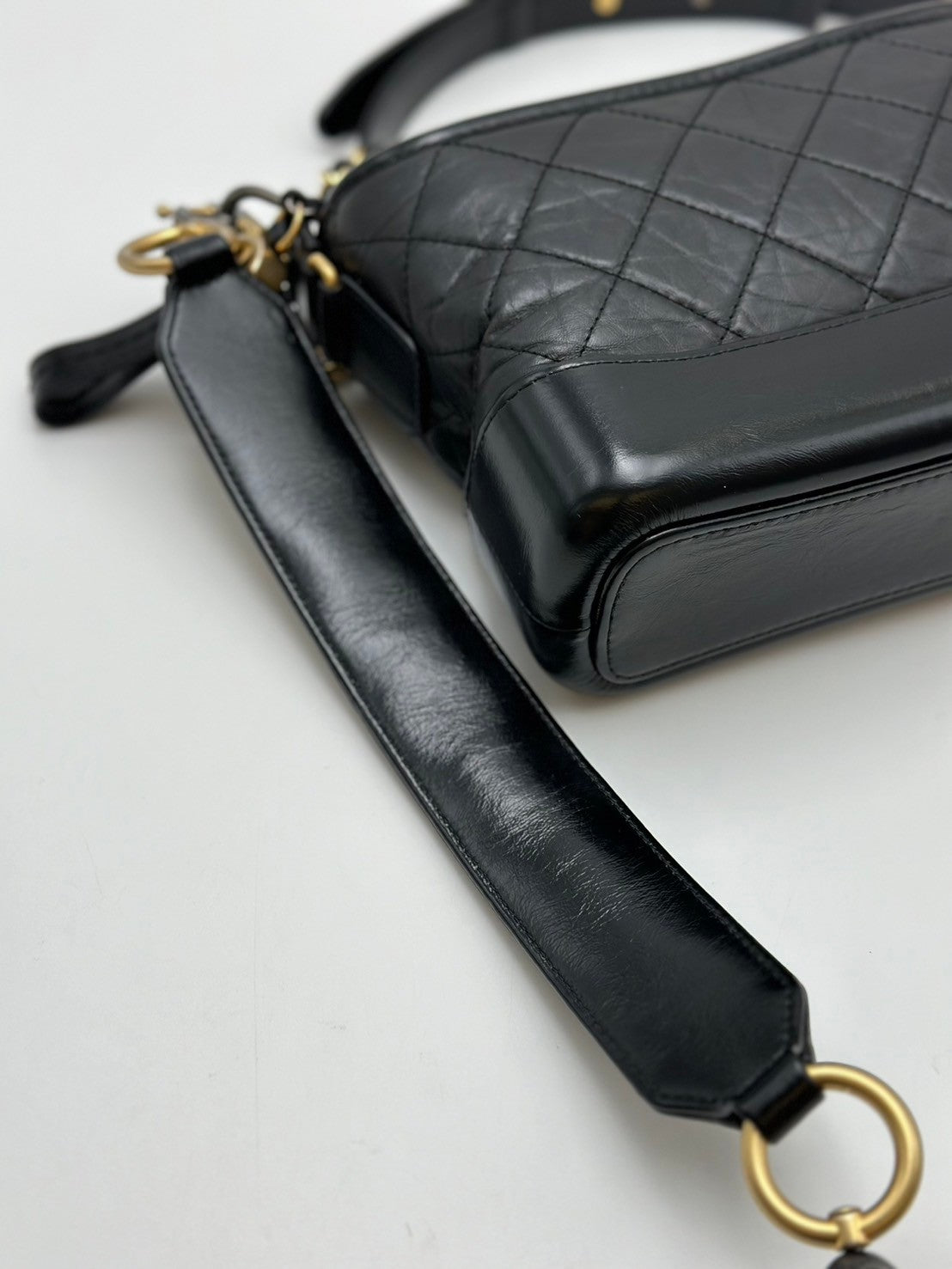 CHANEL 皮穿鏈字母手柄流浪包 - 小號黑金29開