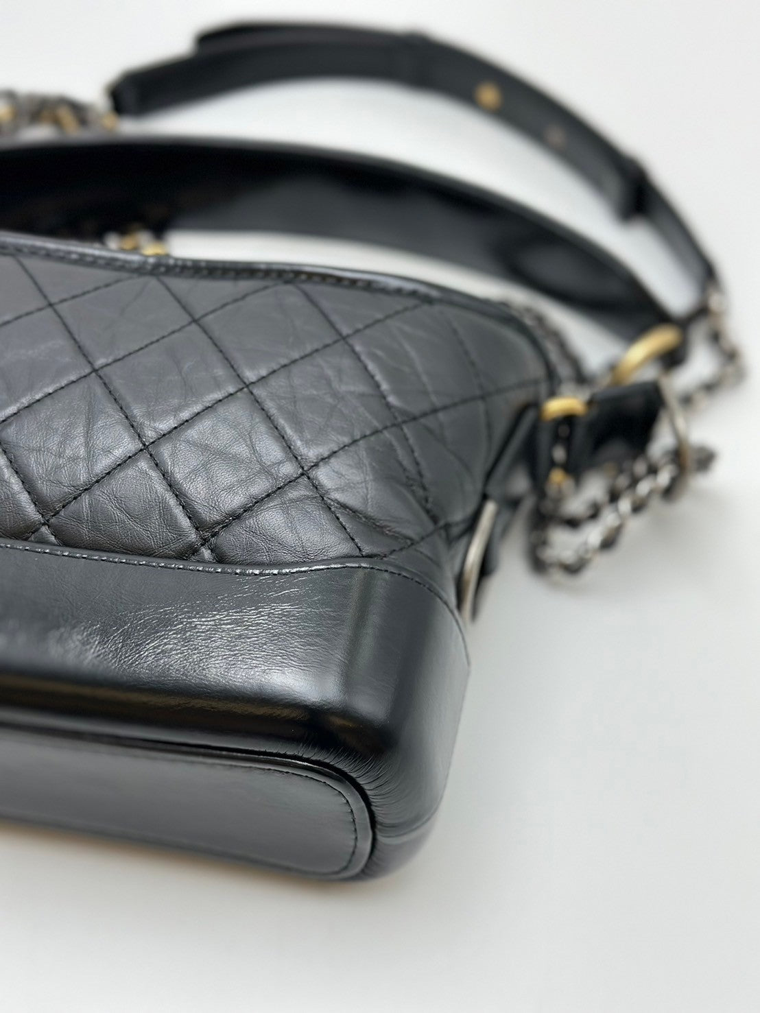 CHANEL 皮穿鏈字母手柄流浪包 - 小號黑金29開