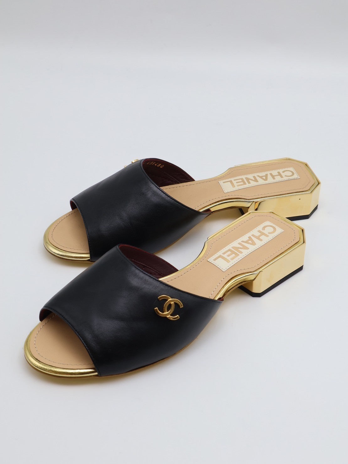 CHANEL 金邊低跟拖鞋
