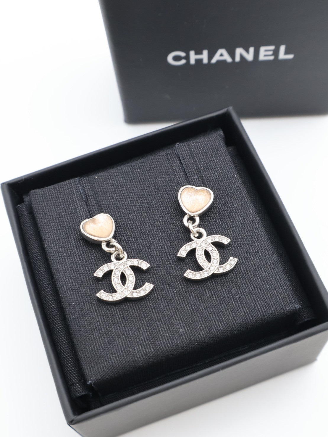 CHANEL 愛心水晶雙C耳環