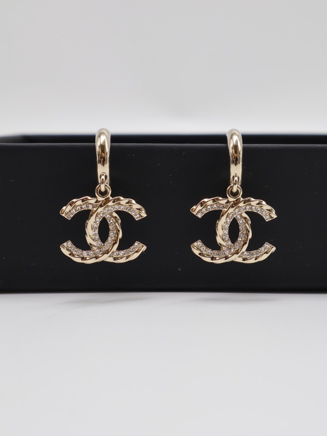 CHANEL 螺紋水鑽雙C勾針耳環