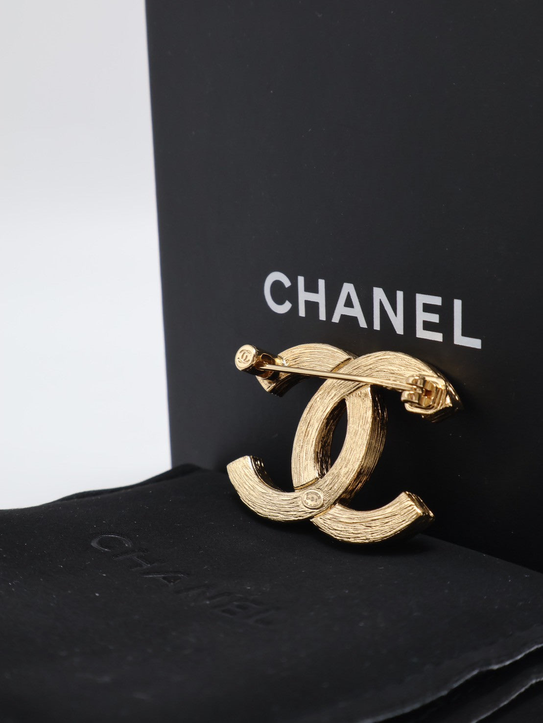 CHANEL 24S拉絲水晶雙C胸針