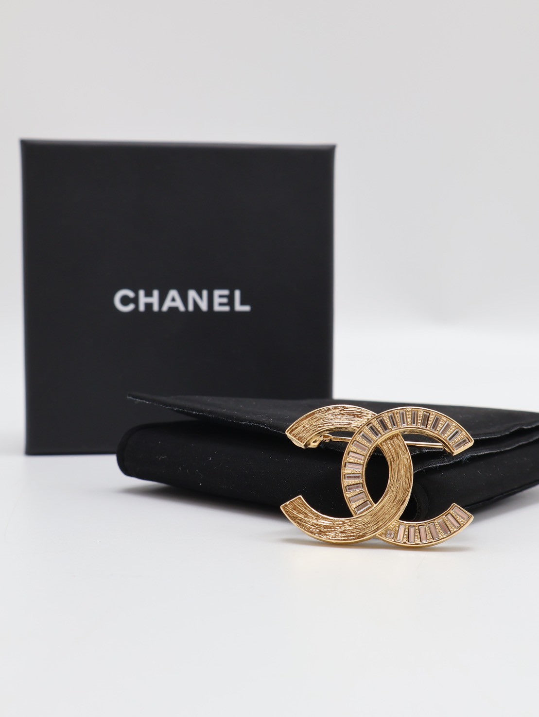 CHANEL 24S拉絲水晶雙C胸針