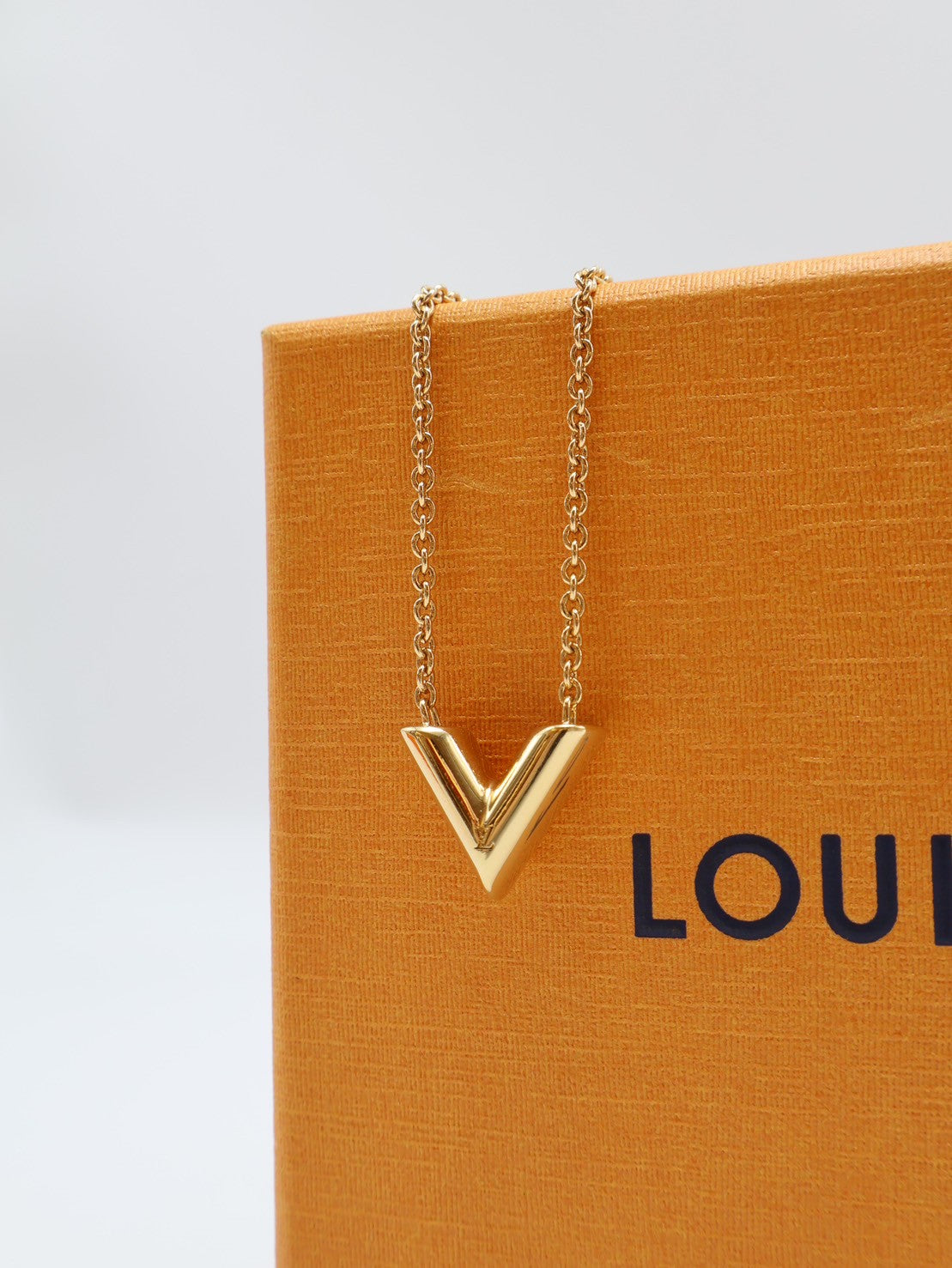 LOUIS VUITTON 經典Essential V 項鍊