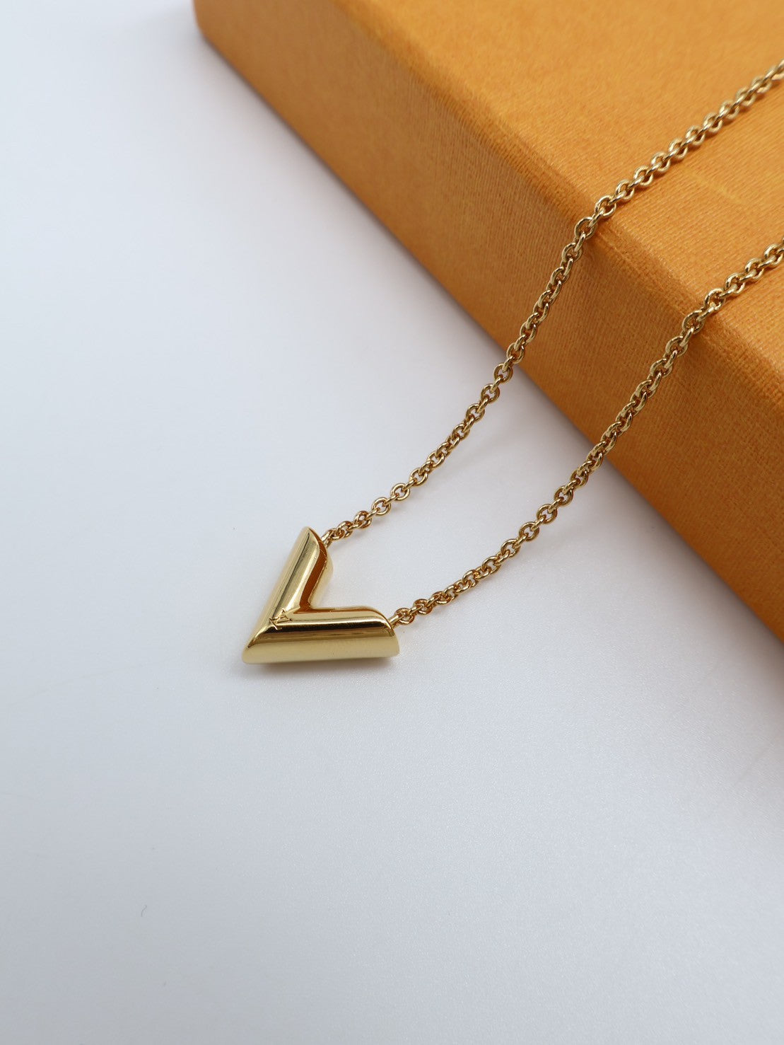 LOUIS VUITTON 經典Essential V 項鍊