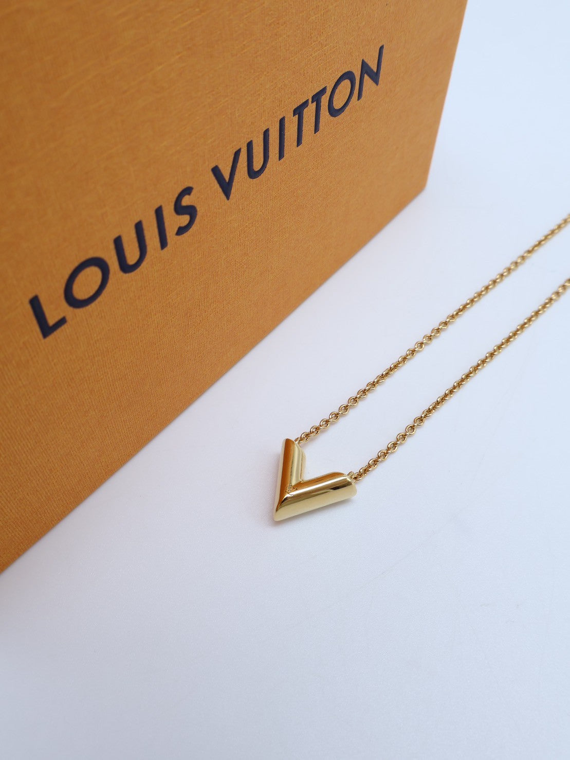 LOUIS VUITTON 經典Essential V 項鍊