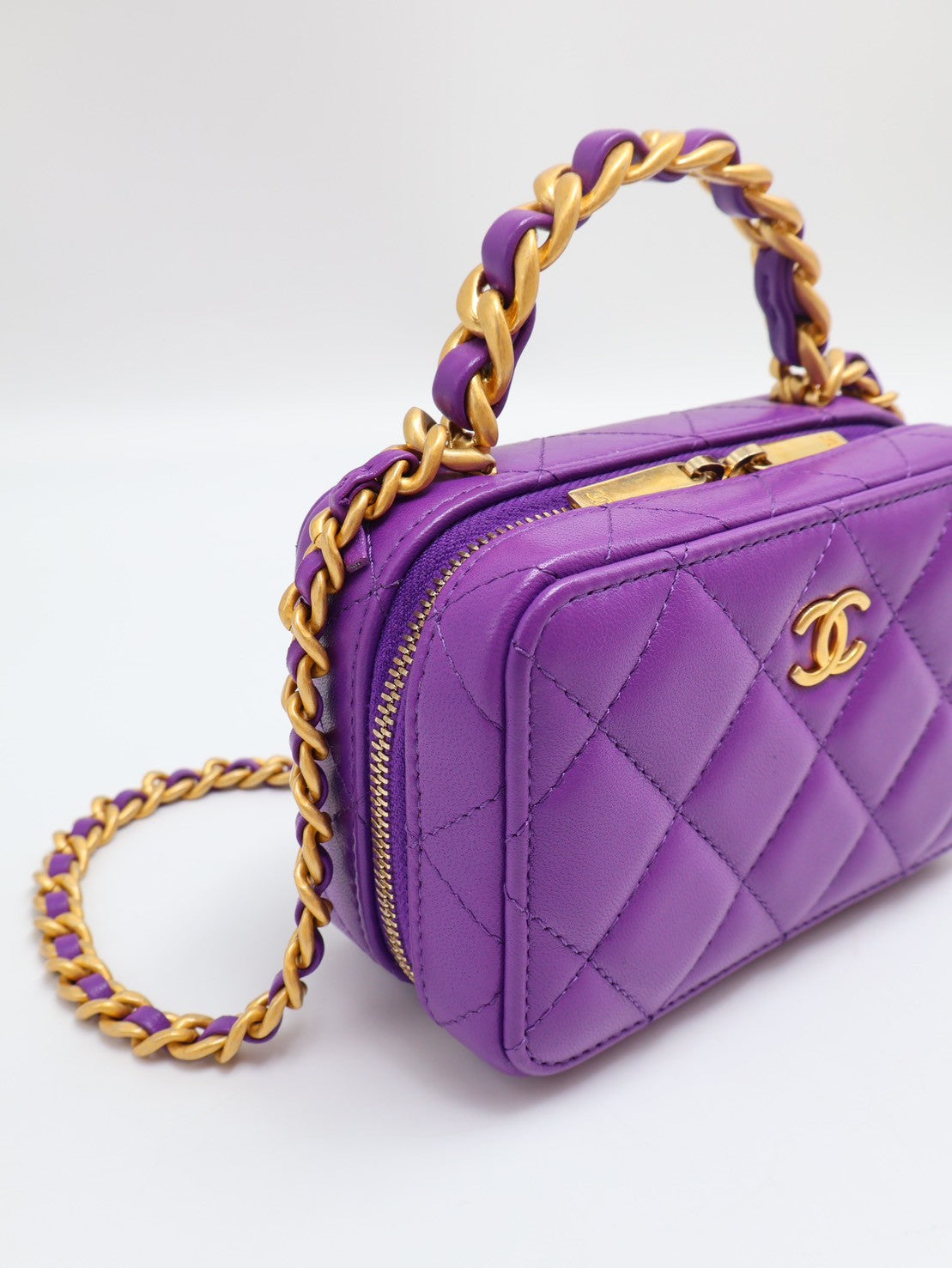 CHANEL 皮穿鍊手柄迷你相機包 - 鳶尾紫金