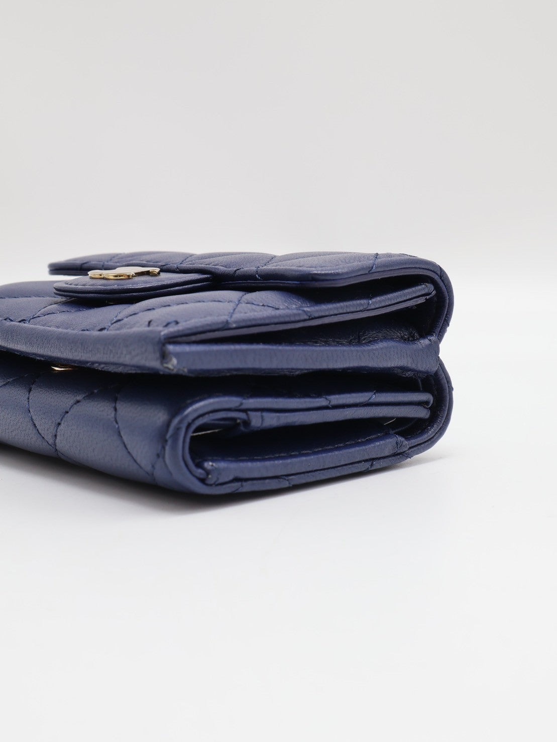 CHANEL 經典口蓋Mini三折短夾 - 深藍金