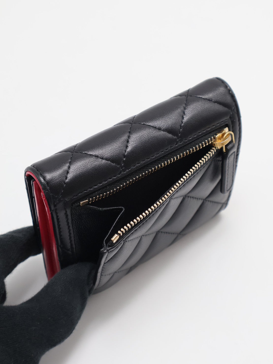 CHANEL 愛心琺瑯釦三折短夾 - 羊皮黑金