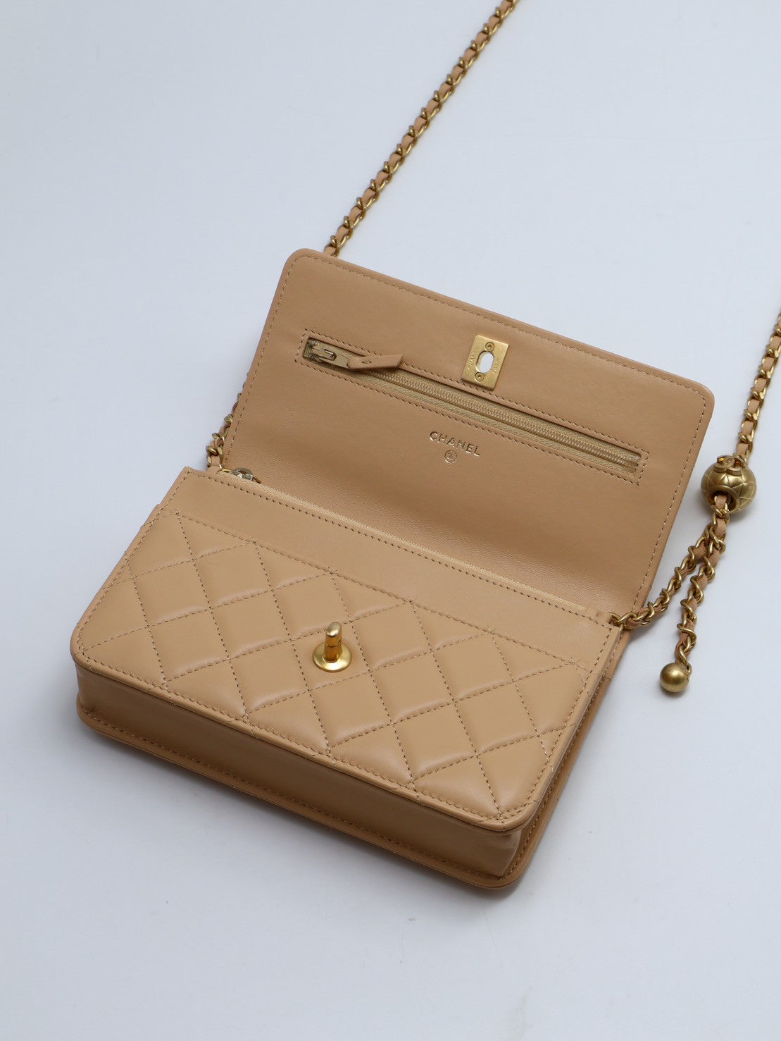 CHANEL 經典小羊皮金球WOC - 米金