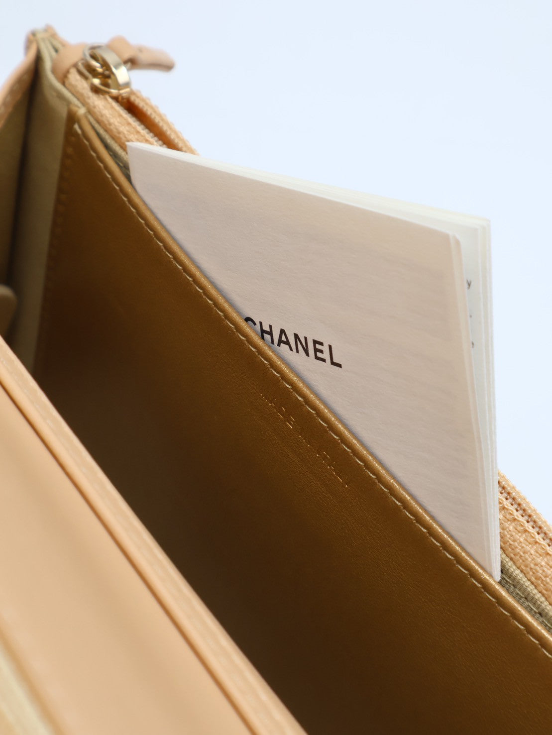 CHANEL 經典小羊皮金球WOC - 米金