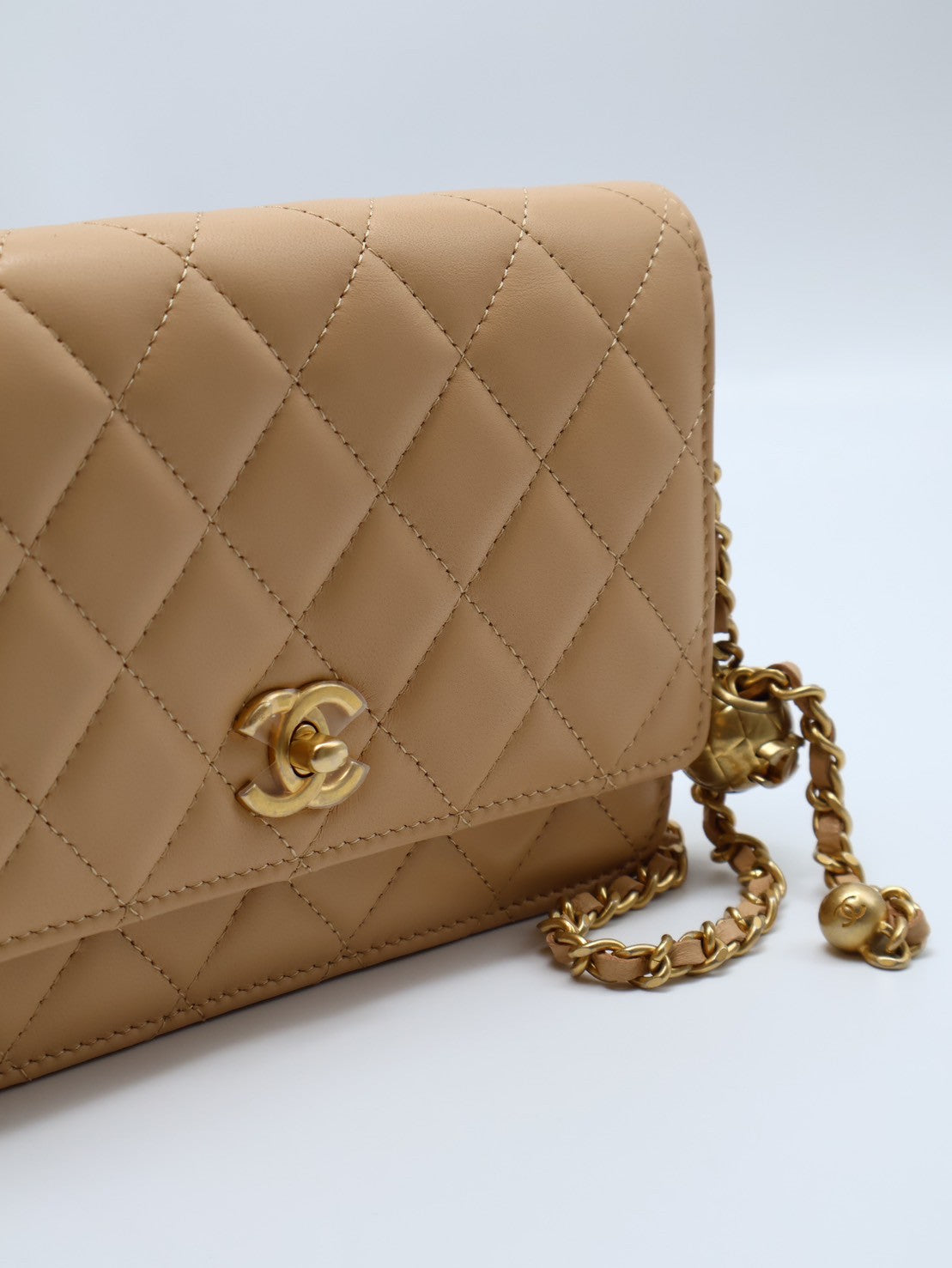 CHANEL 經典小羊皮金球WOC - 米金