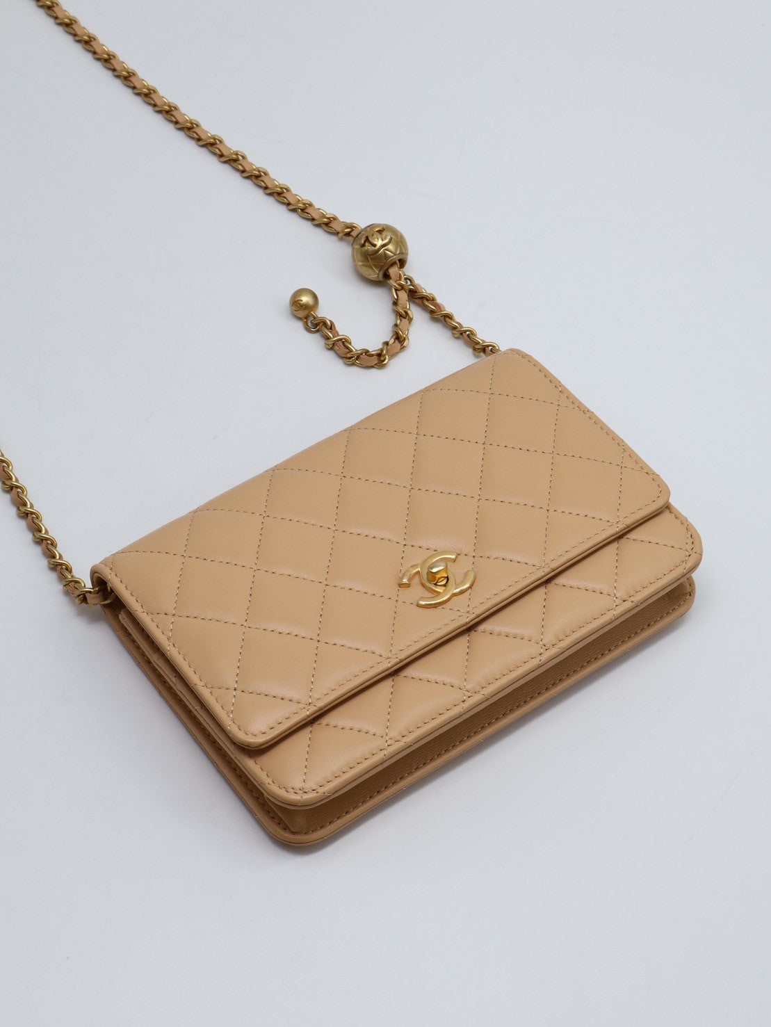 CHANEL 經典小羊皮金球WOC - 米金