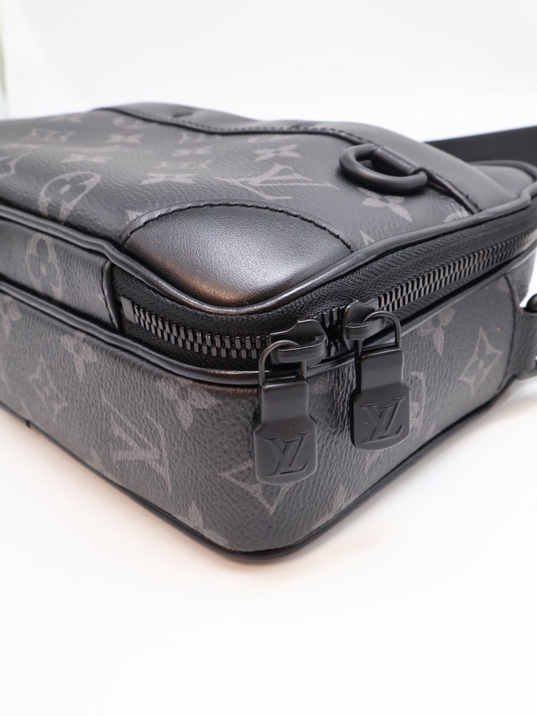 LOUIS VUITTON Alpha 雙隔層郵差包