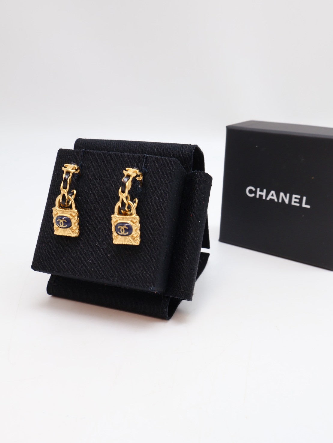 CHANEL 皮穿鍊鎖釦耳環 - 藍金