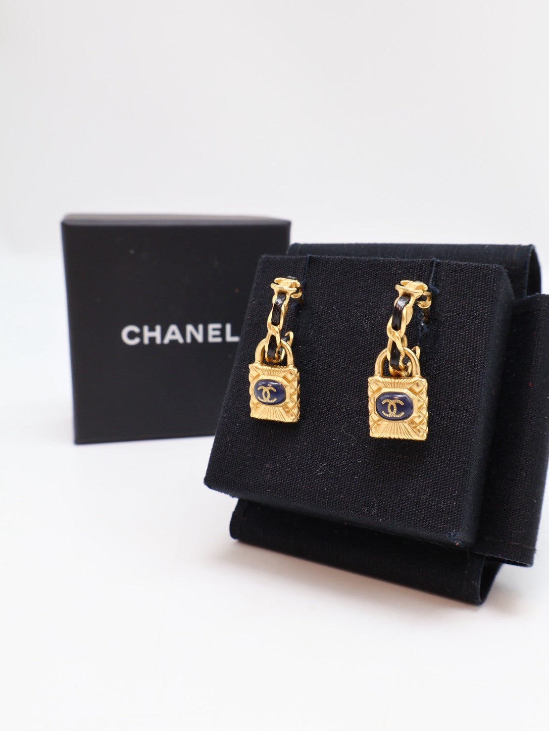 CHANEL 皮穿鍊鎖釦耳環 - 藍金
