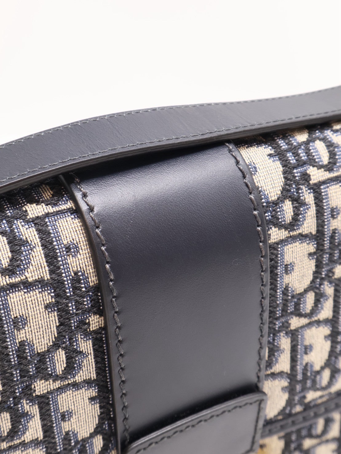 DIOR 30 Montaigne斜背包