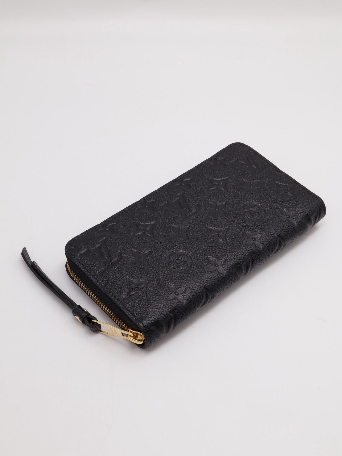LOUIS VUITTON 壓紋牛皮拉鍊長夾 - 黑