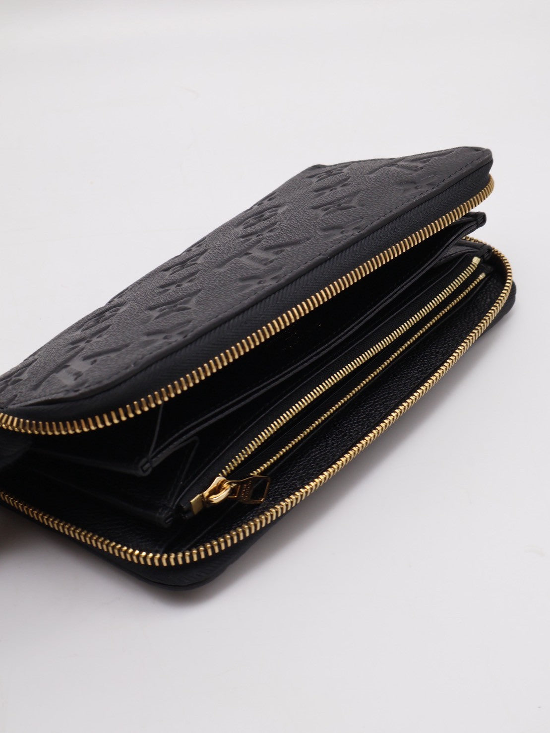 LOUIS VUITTON 壓紋牛皮拉鍊長夾 - 黑