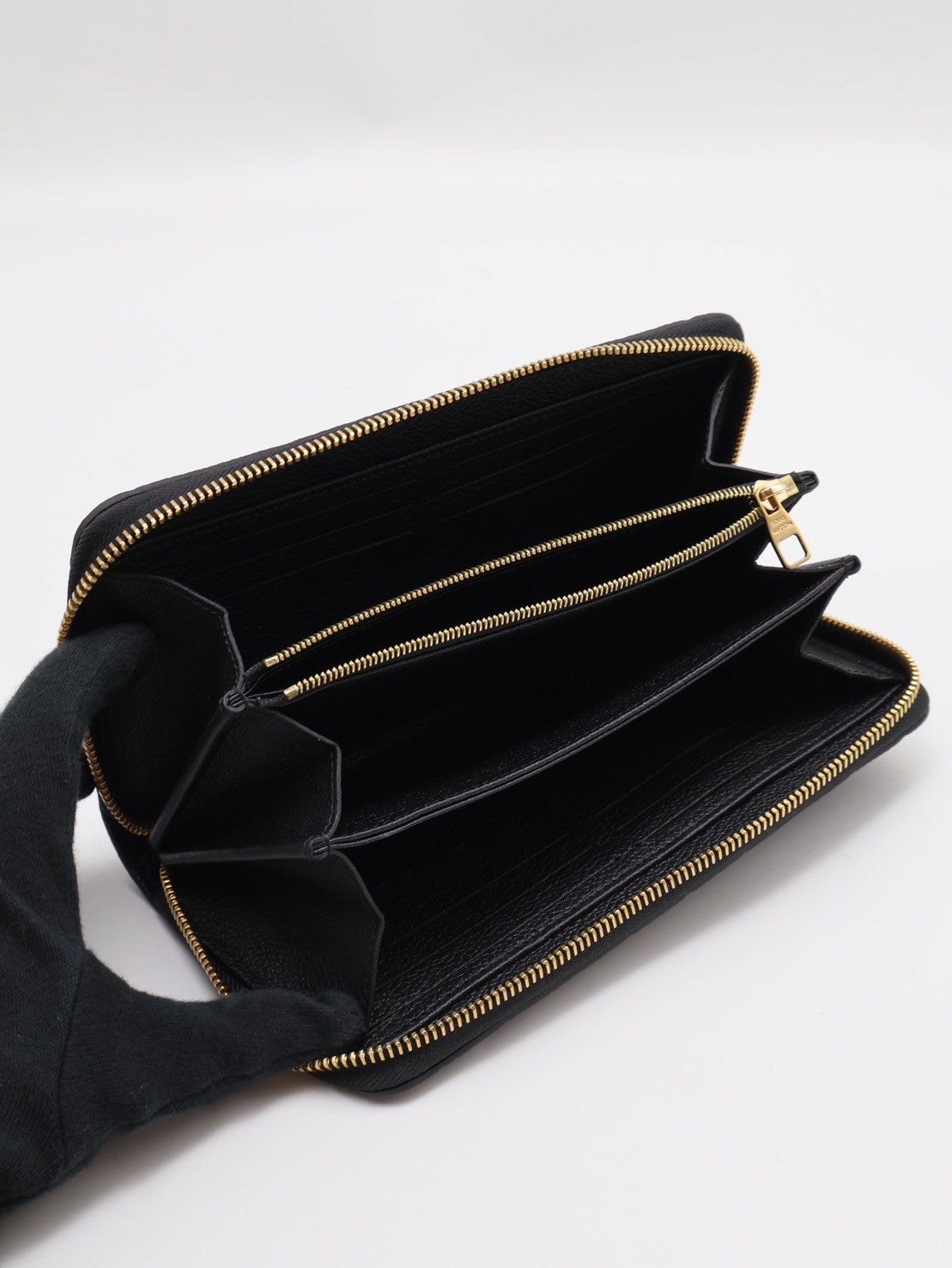 LOUIS VUITTON 壓紋牛皮拉鍊長夾 - 黑