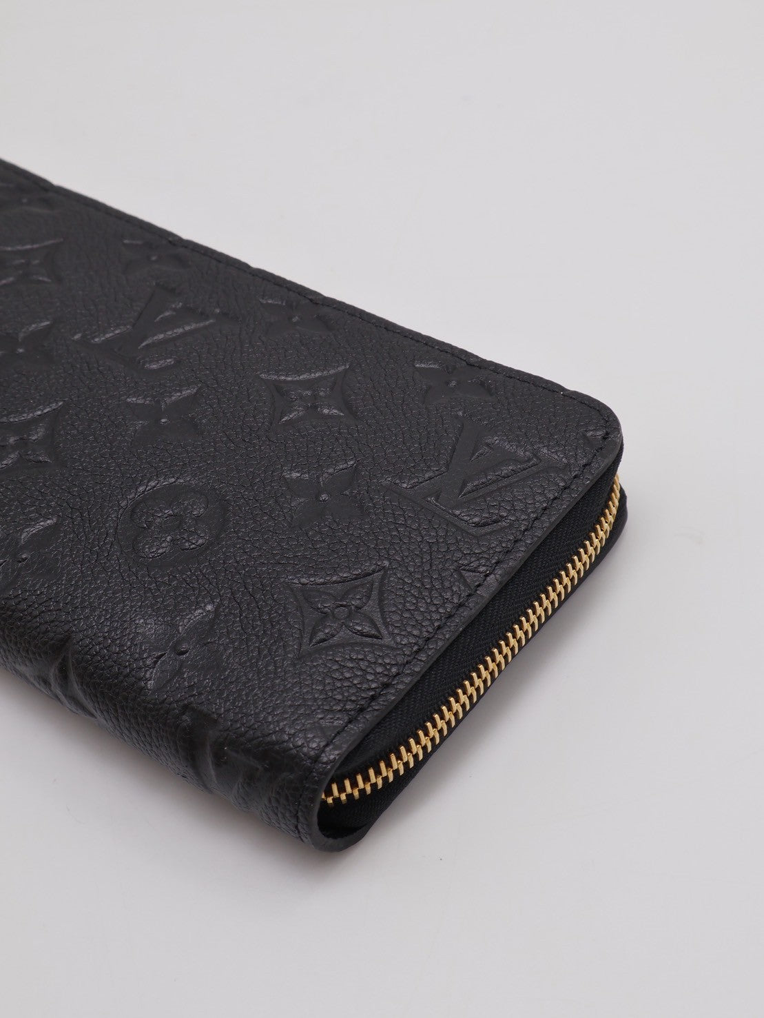 LOUIS VUITTON 壓紋牛皮拉鍊長夾 - 黑