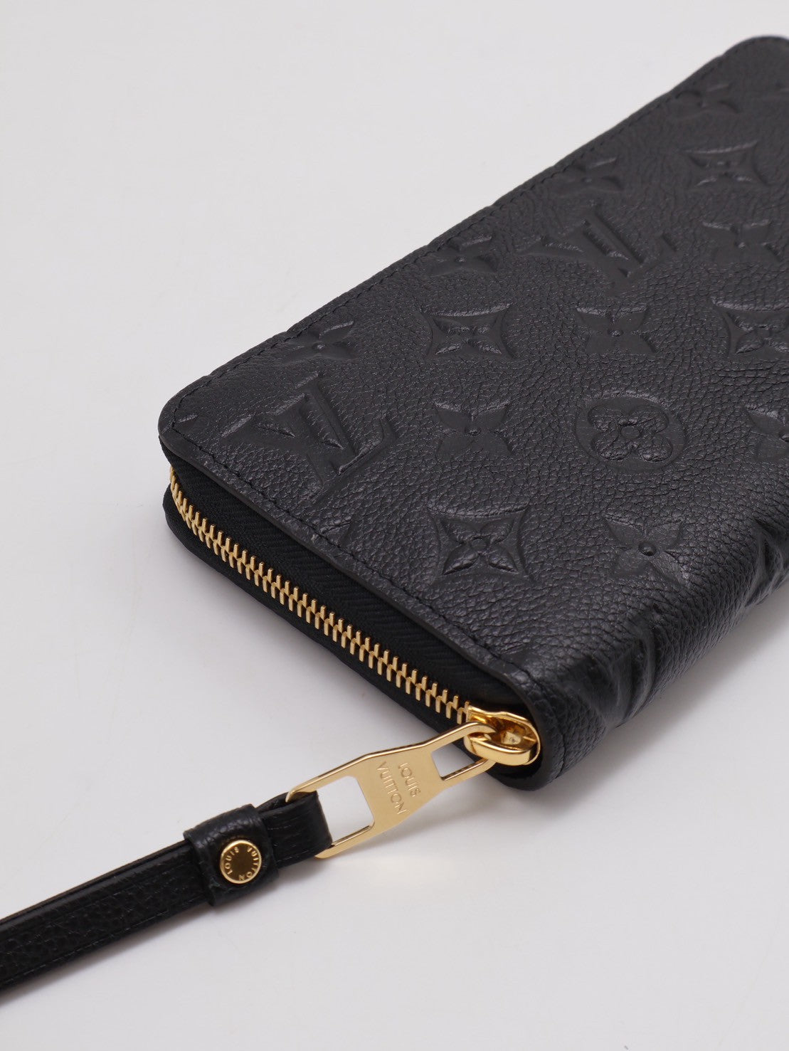 LOUIS VUITTON 壓紋牛皮拉鍊長夾 - 黑