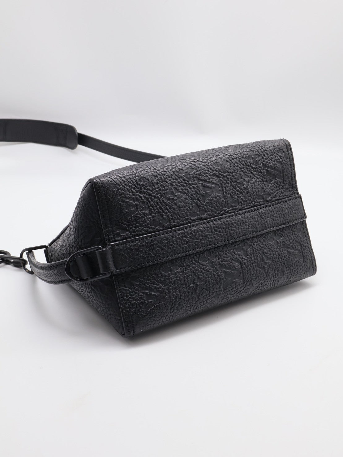 LOUIS VUITTON Triangle 壓紋牛皮郵差包 - 黑