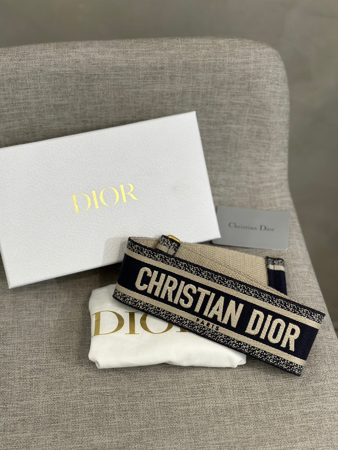 DIOR 小牛皮寬版刺繡肩背帶