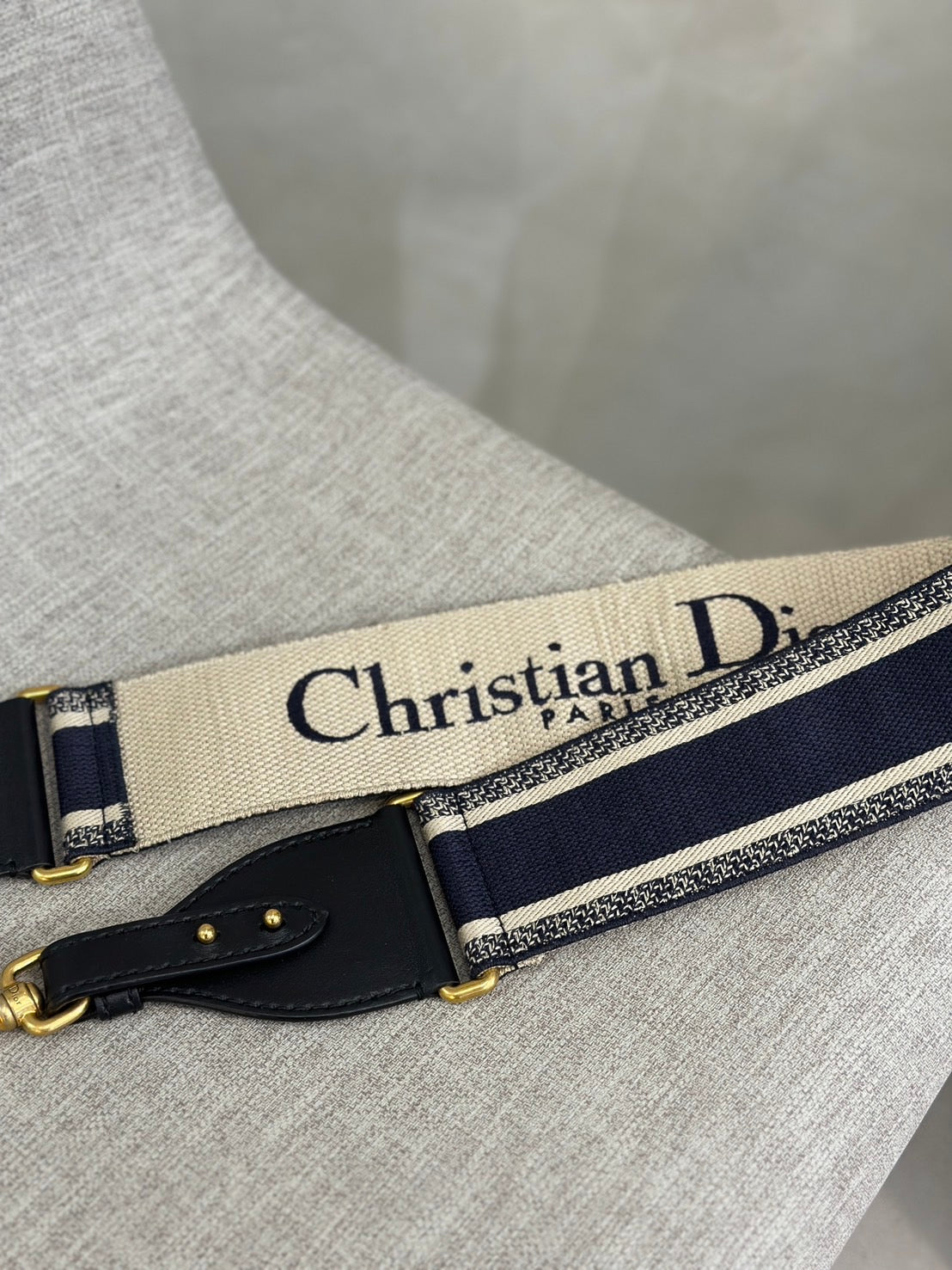 DIOR 小牛皮寬版刺繡肩背帶