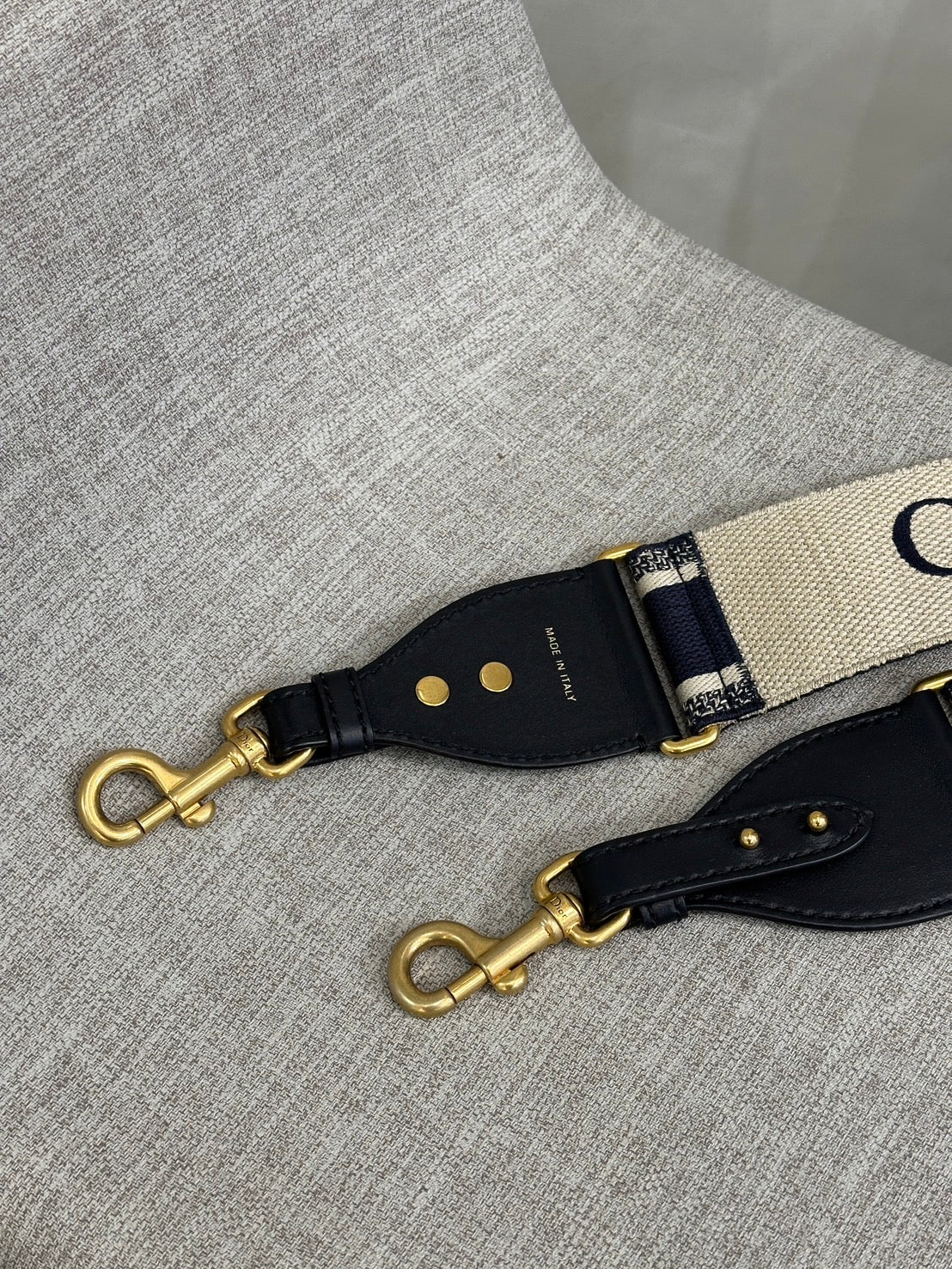 DIOR 小牛皮寬版刺繡肩背帶