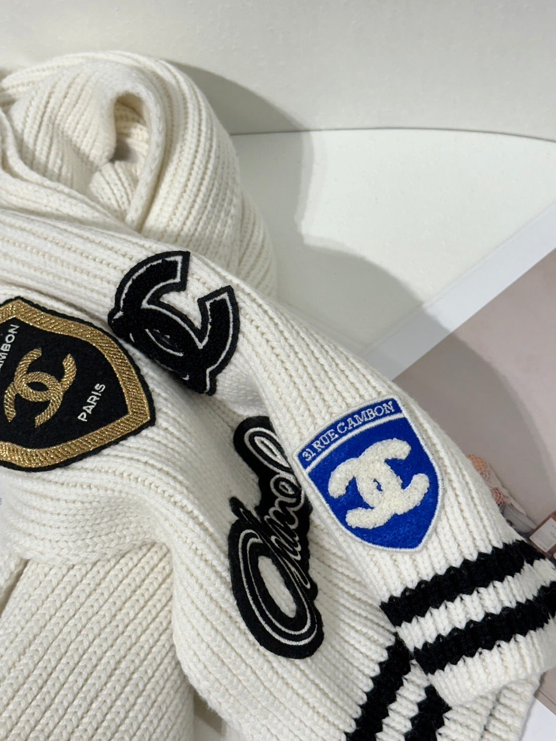 CHANEL 24B羊絨針織徽章圍巾 - 白