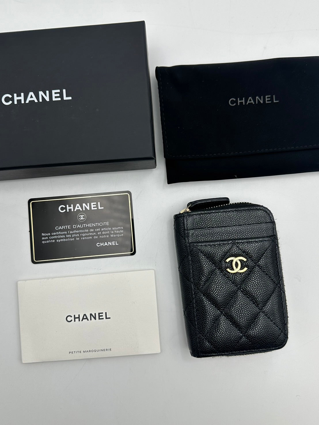 CHANEL 粒面牛皮拉鍊零錢卡包 - 黑金31開