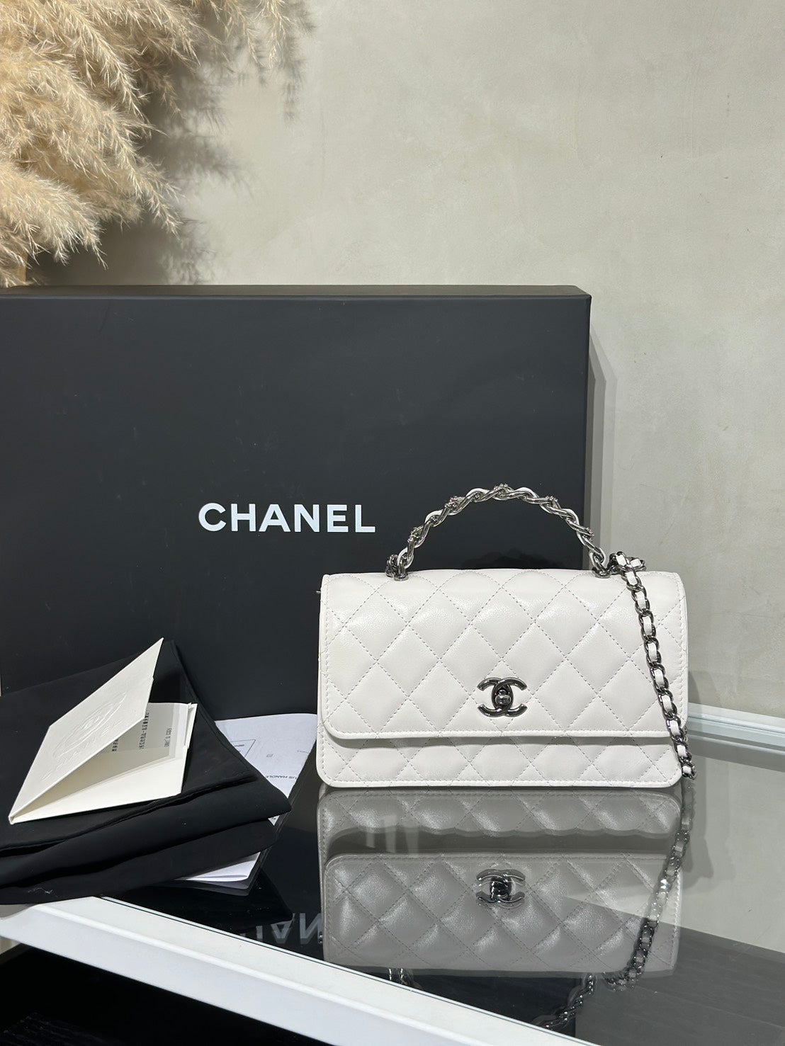 CHANEL 23K水鑽皮穿鍊手柄風琴包 - 白槍色