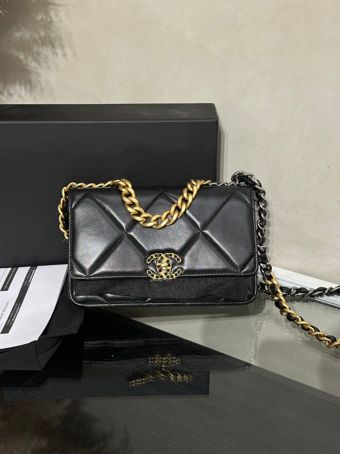 CHANEL 19 經典菱格紋雙色鍊WOC - 黑金