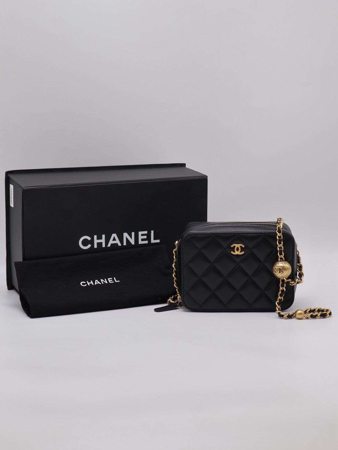 CHANEL 小羊皮金球相機包 - 迷你黑金