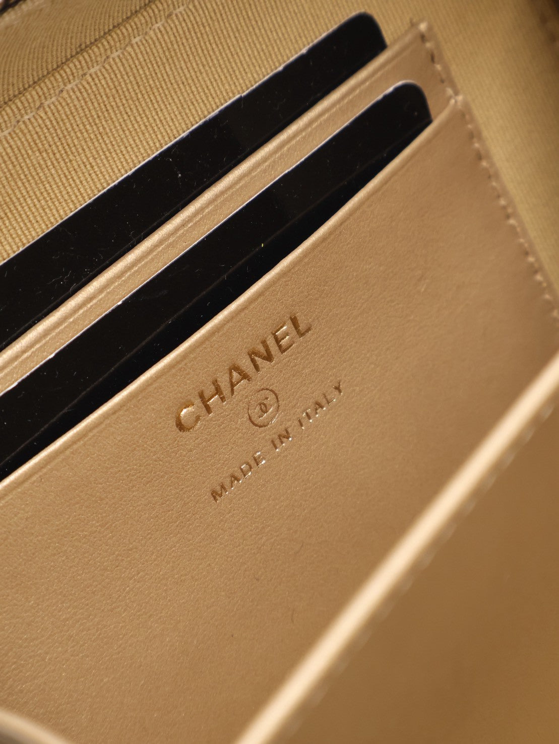 CHANEL 小羊皮金球相機包 - 迷你黑金
