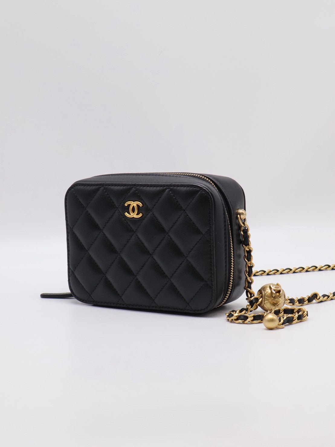 CHANEL 小羊皮金球相機包 - 迷你黑金