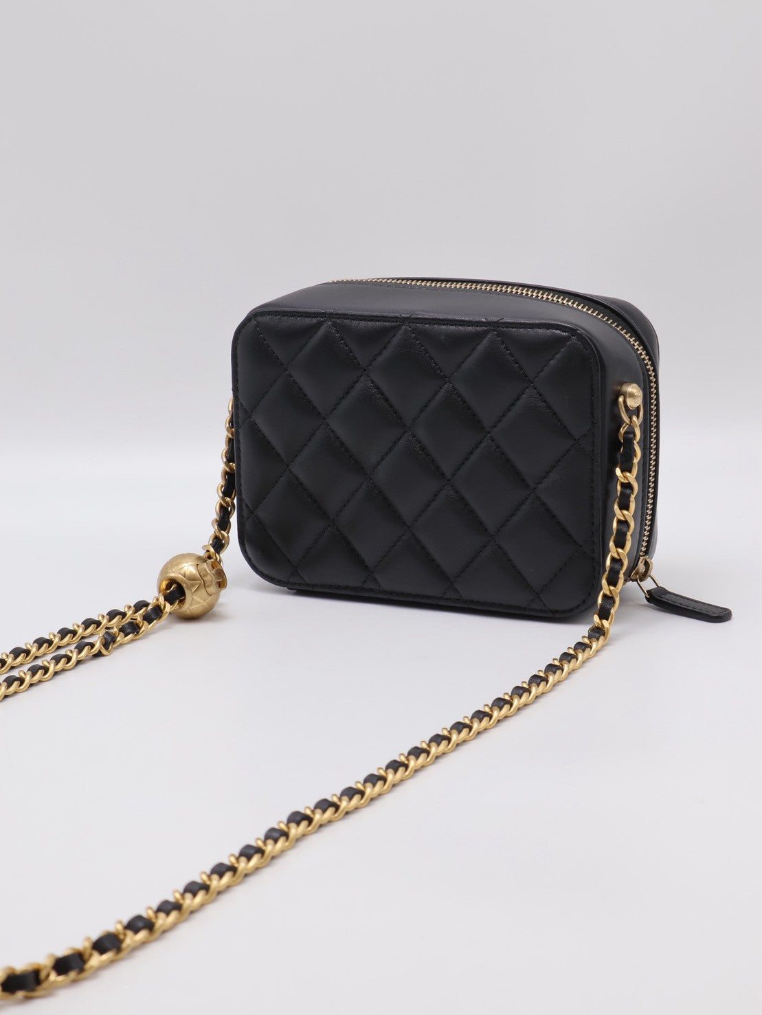 CHANEL 小羊皮金球相機包 - 迷你黑金